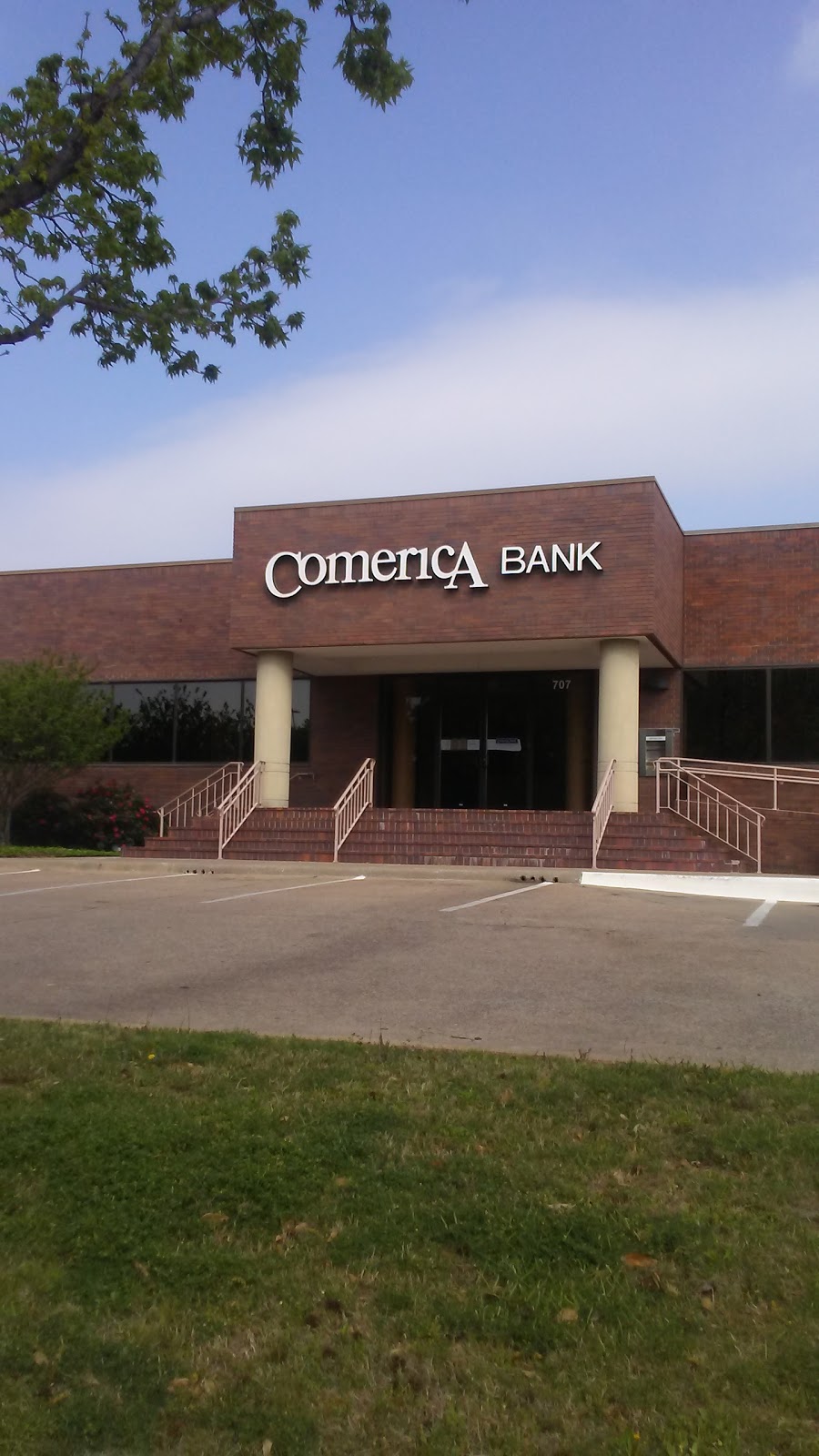 Comerica Bank | 707 E Lamar Blvd, Arlington, TX 76011, USA | Phone: (817) 460-3549