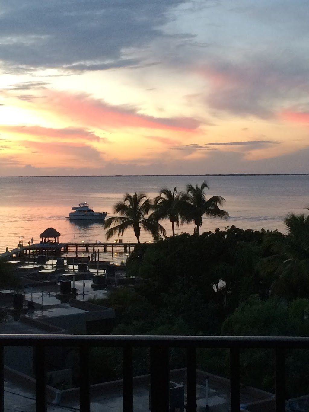 Key Largo, Florida - Moon Bay Vacation Rentals (Official) | 104350 Overseas Hwy, Key Largo, FL 33037, USA | Phone: (703) 989-9020