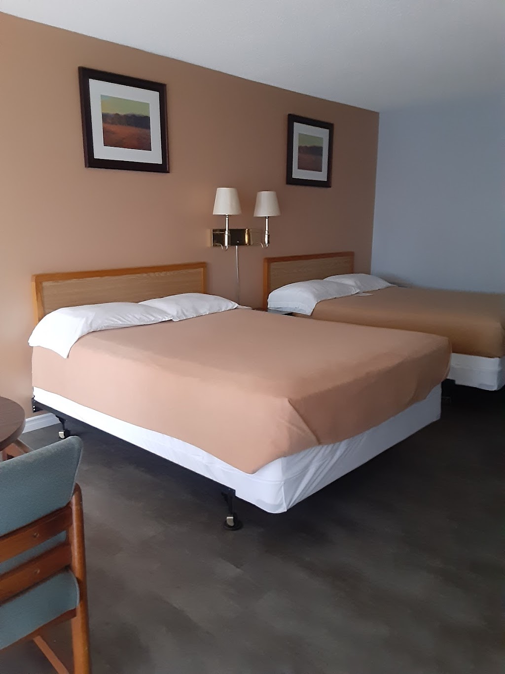 Townn Country Motor Inn | 200 Talbot St E, Leamington, ON N8H 5L4, Canada | Phone: (519) 326-4425