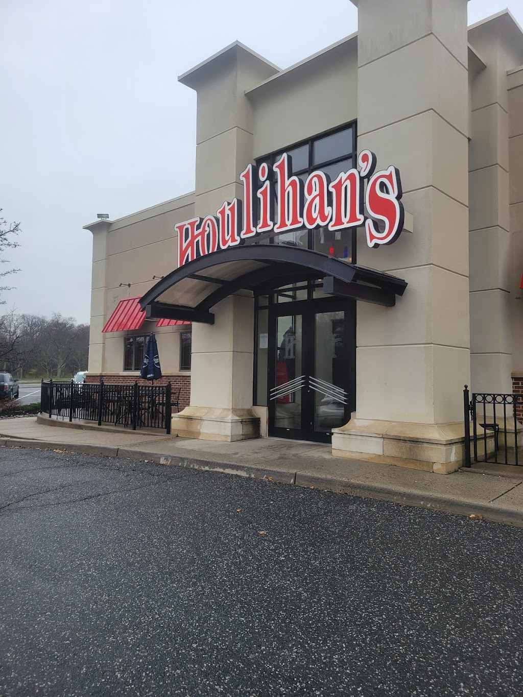 Houlihans | 55 US-1, New Brunswick, NJ 08901, USA | Phone: (732) 448-0500