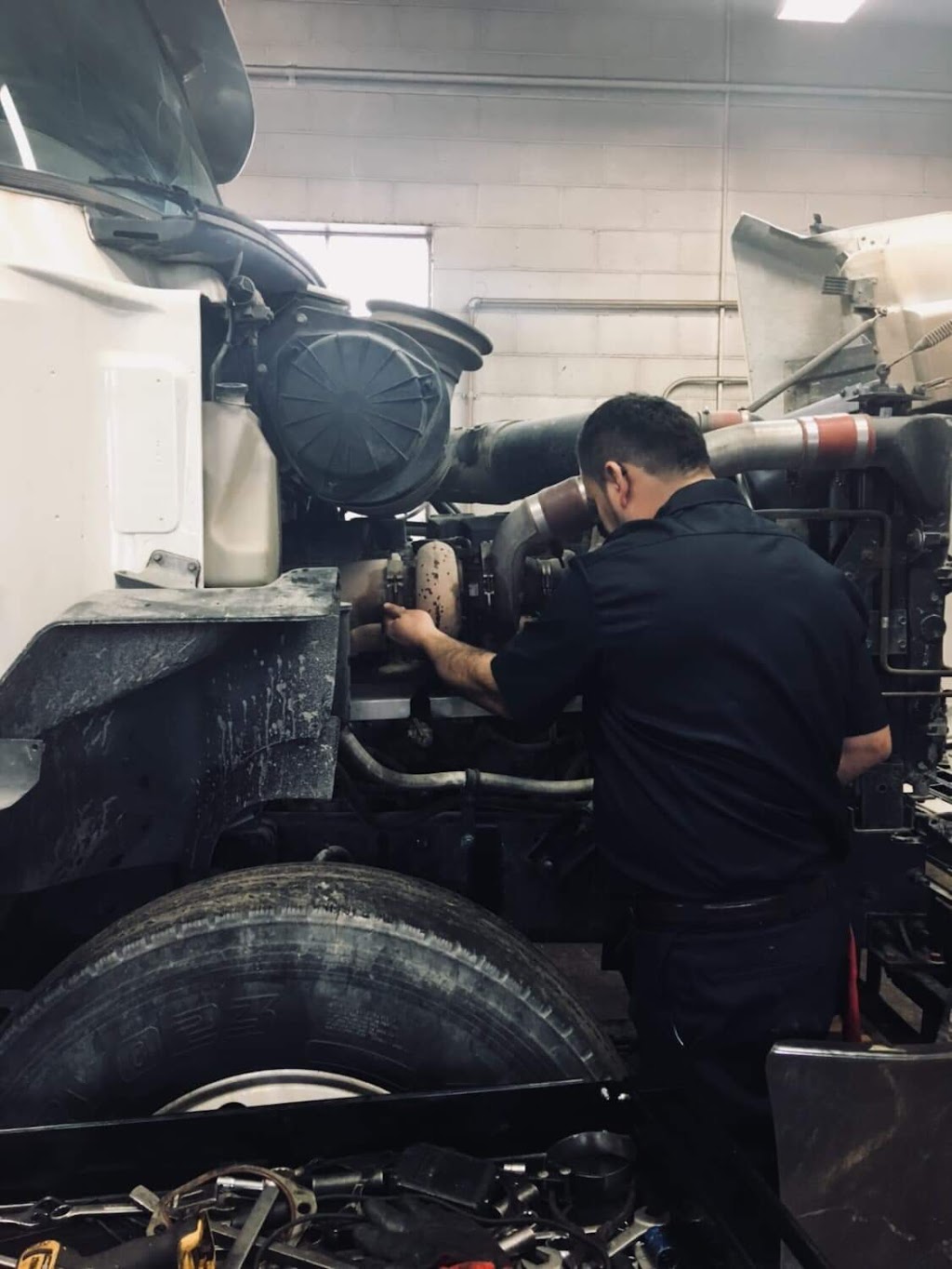 Perez Truck Repair | 1415 Laura Ln, Lake Bluff, IL 60044, USA | Phone: (224) 477-9227