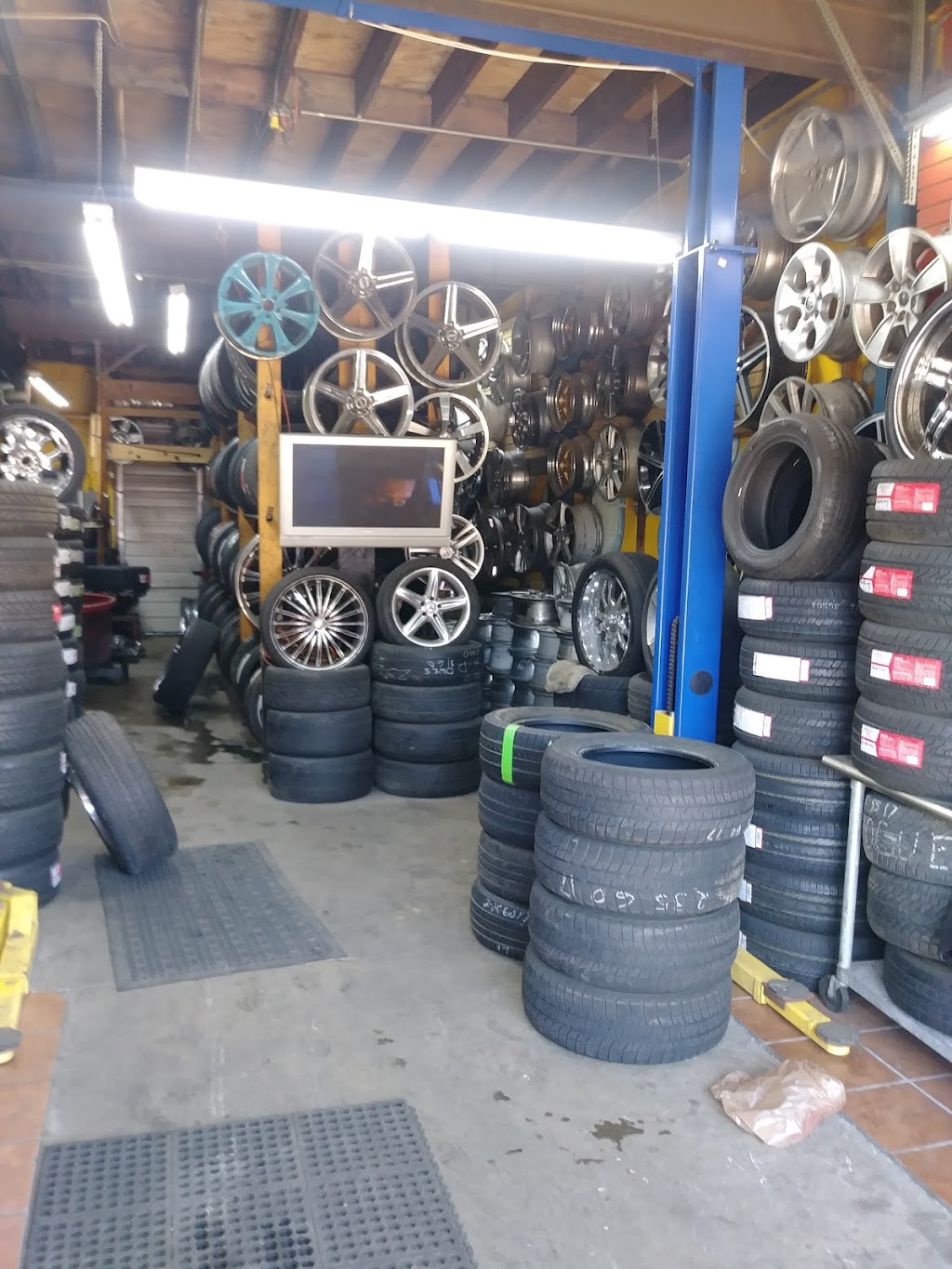 Hoods Tire Services | 10401 Mack Ave, Detroit, MI 48214, USA | Phone: (313) 824-0026
