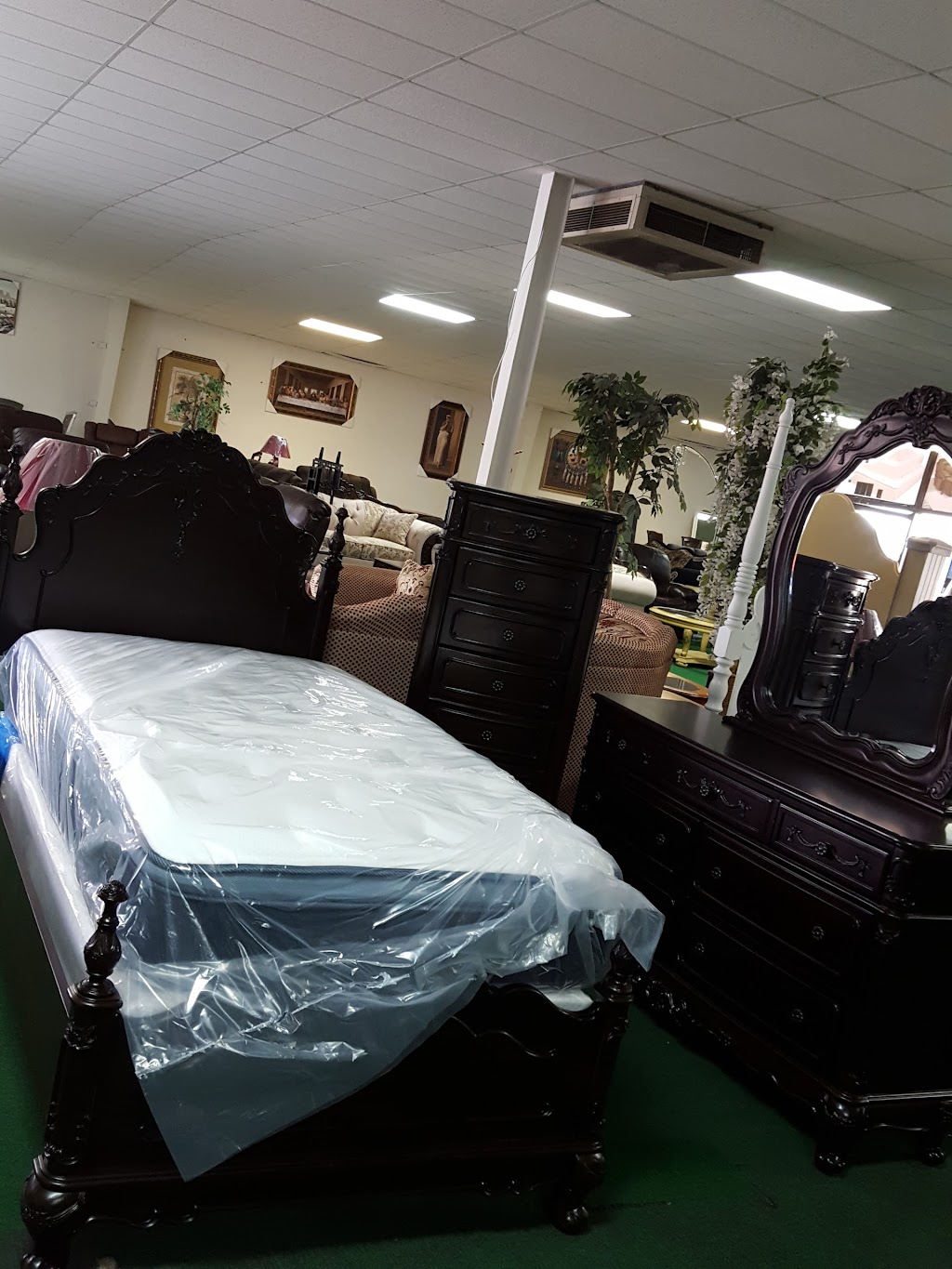 Lindas Furniture | 160 S Pacific Hwy, Woodburn, OR 97071, USA | Phone: (503) 982-0345