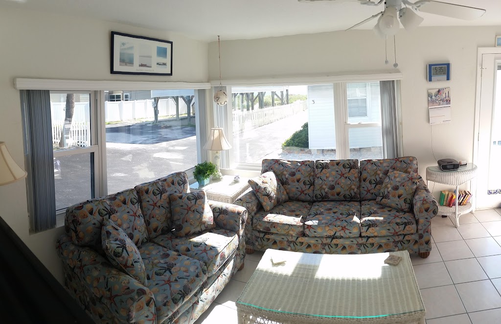 Beachy Nook Cottage #2 Vacation Rental | 19718 Gulf Blvd Cottage #2, Indian Shores, FL 33785, USA | Phone: (813) 920-0312