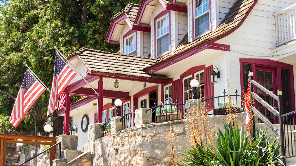 Arrowhead Lake Inn | 28051 California 189, Lakes Edge Rd, Lake Arrowhead, CA 92352, USA | Phone: (909) 337-6633