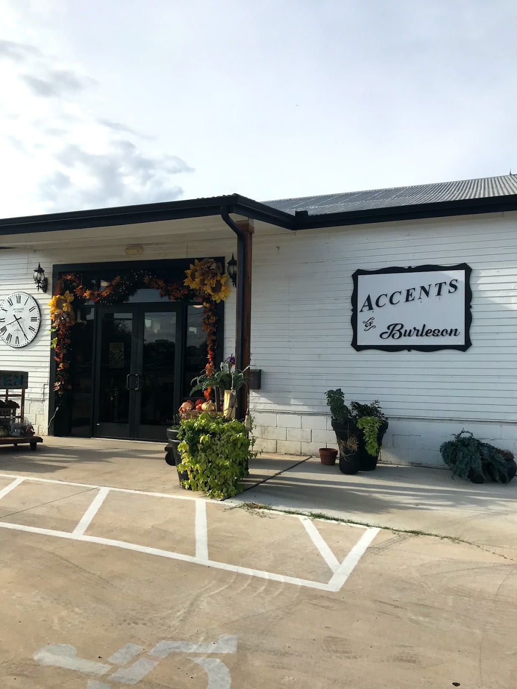 Accents of Burleson | 100 S Commerce St, Burleson, TX 76028, USA | Phone: (817) 447-3315