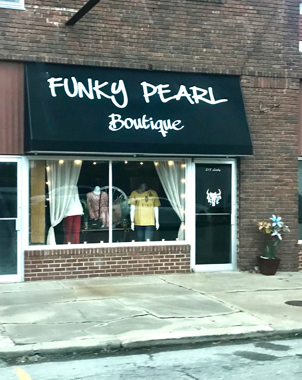 Funky Pearl Boutique | 518 Leahy Ave, Pawhuska, OK 74056, USA | Phone: (918) 604-5066