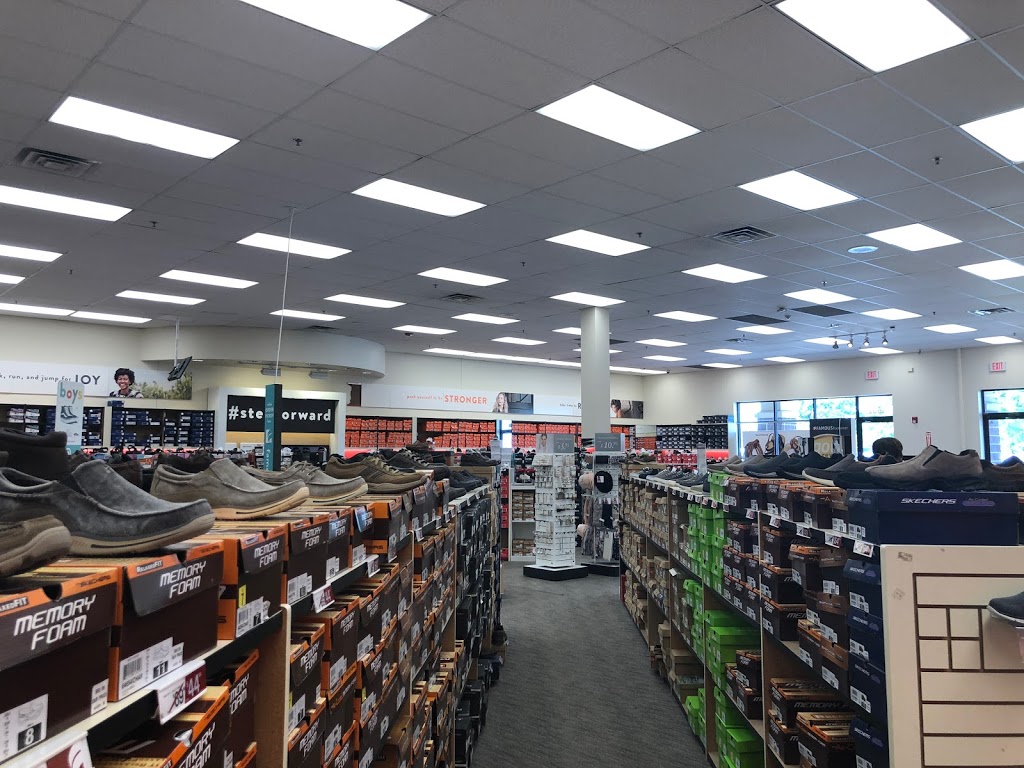 Famous Footwear | SUMMITWOODS CROSSING, 1632 NW Chipman Rd, Lees Summit, MO 64081, USA | Phone: (816) 434-1757