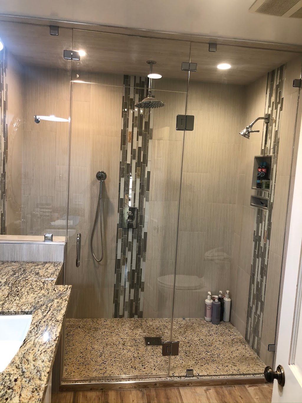 silver shower doors | 11920 Mariposa Rd #5, Hesperia, CA 92345, USA | Phone: (760) 490-1228