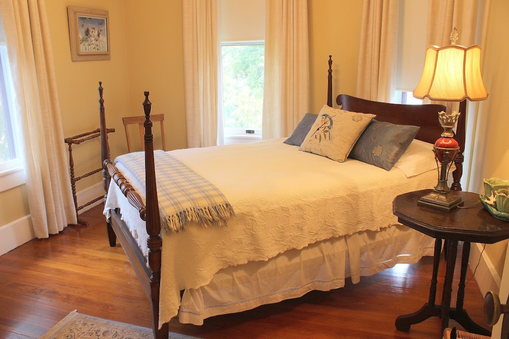 Pecan Manor Bed & Breakfast | 819 Hackberry St, Taylor, TX 76574, USA | Phone: (512) 365-0893