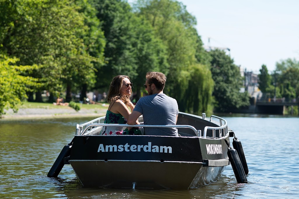 Mokumboot Amsterdam Amstel | Mauritskade 1E, 1091 EW Amsterdam, Netherlands | Phone: 020 210 5700