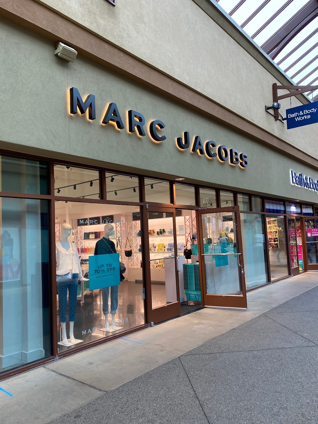 Marc Jacobs - Woodburn Premium Outlets | 1001 N Arney Rd Suite 107, Woodburn, OR 97071, USA | Phone: (503) 483-2424