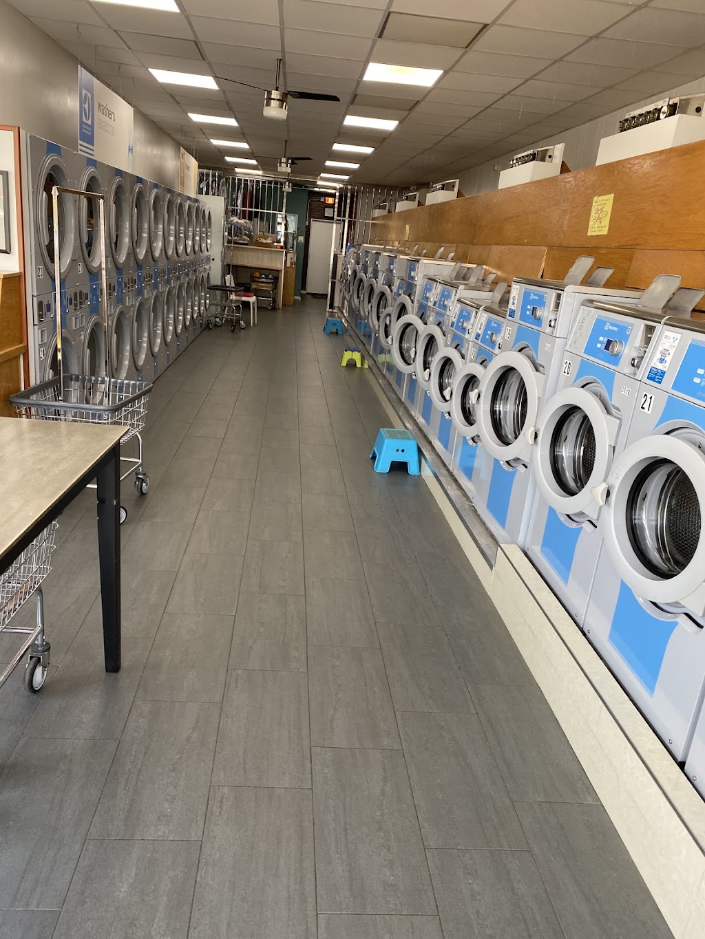 Corner Laundromat | 908 Old Country Rd, Westbury, NY 11590, USA | Phone: (516) 997-4611