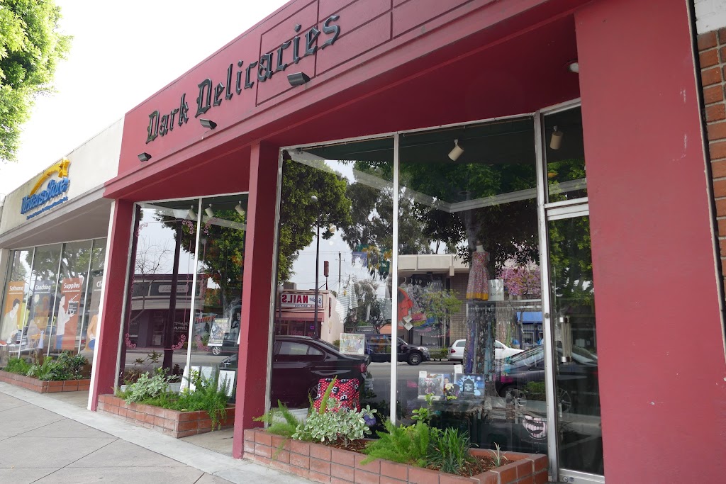 Dark Delicacies | 822 N Hollywood Way, Burbank, CA 91505, USA | Phone: (818) 556-6660