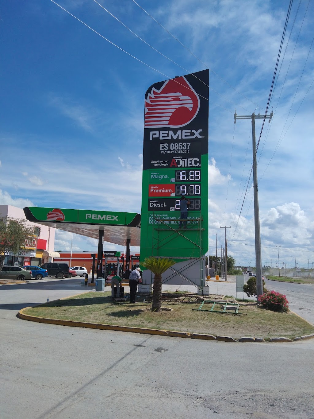 Pemex | Carretera Aeropuerto-Piedras Negras Km.2+390 Ejido, La Sandía, Francisco Villa, 88000 Nuevo Laredo, Tamps., Mexico | Phone: 800 736 3900