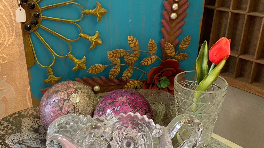 Minervas Treasures | 112 N Main St, Fairmount, IN 46928, USA | Phone: (765) 380-0270