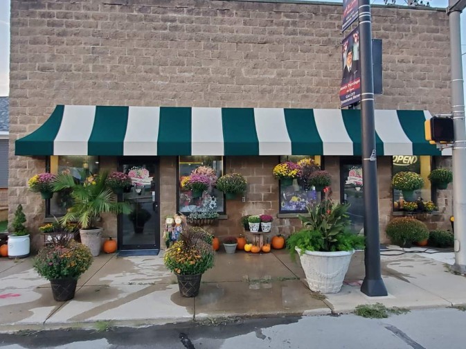 Blooms and Balloons | 102 W Main St, Gas City, IN 46933, USA | Phone: (765) 674-3103