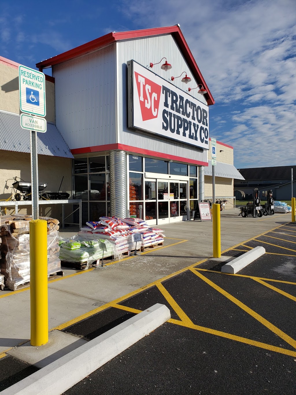 Tractor Supply Co. | 24100 Royalton Rd, Columbia Station, OH 44028, USA | Phone: (440) 236-3003