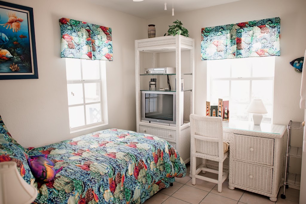 Beachy Nook Cottage #2 Vacation Rental | 19718 Gulf Blvd Cottage #2, Indian Shores, FL 33785, USA | Phone: (813) 920-0312