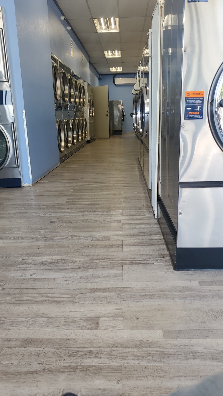 LaunderLand Coin-op Laundry | 145 E Stetson Ave, Hemet, CA 92543, USA | Phone: (951) 286-4444