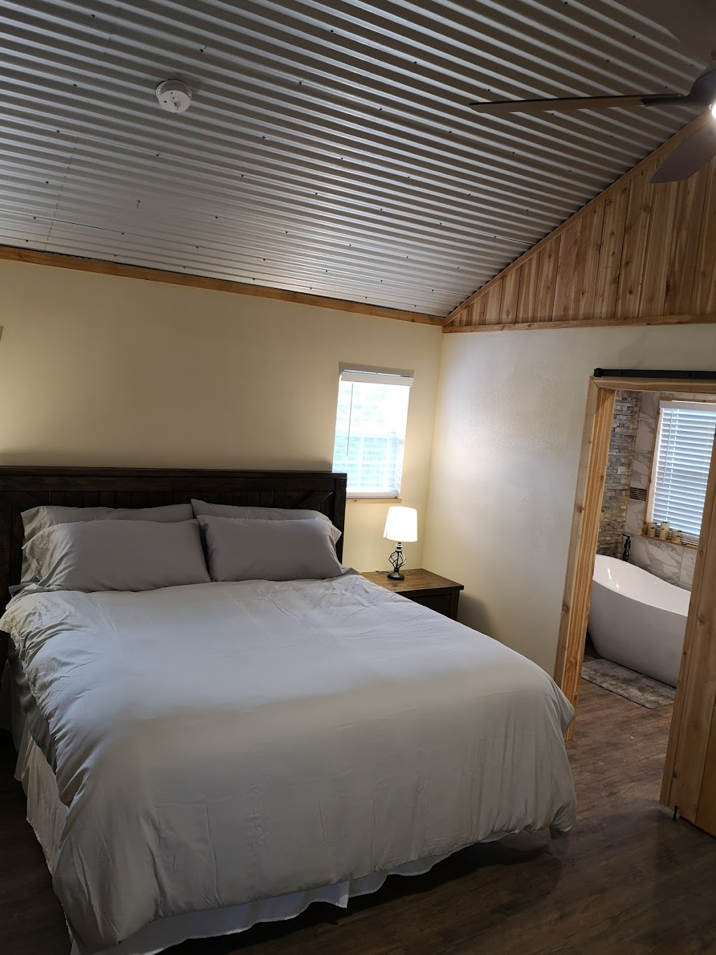 City Escapes Cabins | 5140 Paluxy Hwy, Granbury, TX 76048, USA | Phone: (972) 339-8939