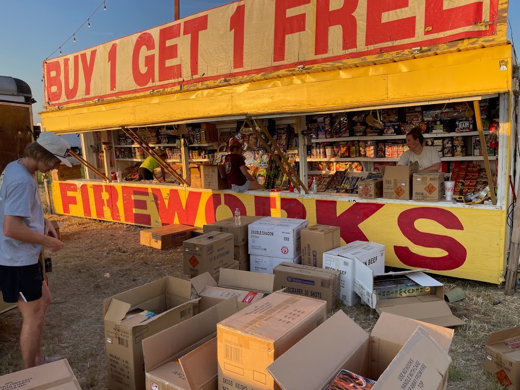 Monster Fireworks | 308 US-79, Thrall, TX 76578, USA | Phone: (512) 299-6227