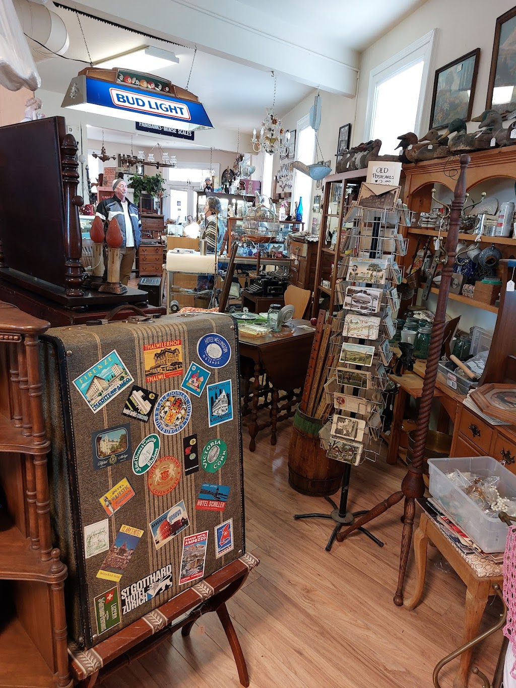 E.T.s Antiques | 15905 CA-49, Drytown, CA 95699, USA | Phone: (209) 223-7900