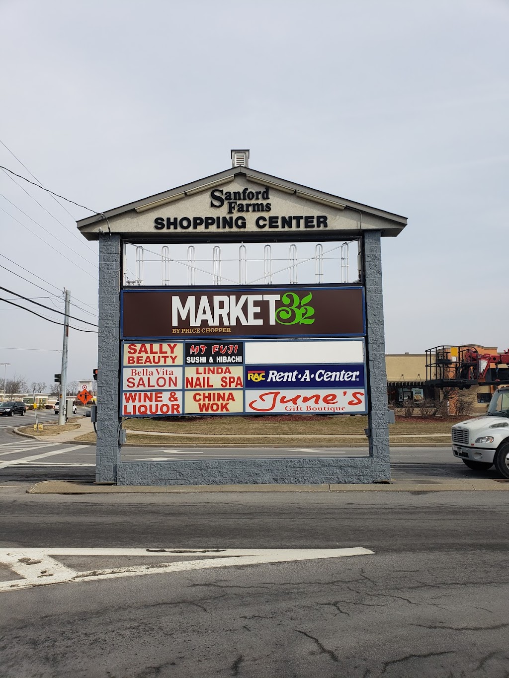 Market 32 | 141 Sanford Farms Plaza, Amsterdam, NY 12010, USA | Phone: (518) 843-0056