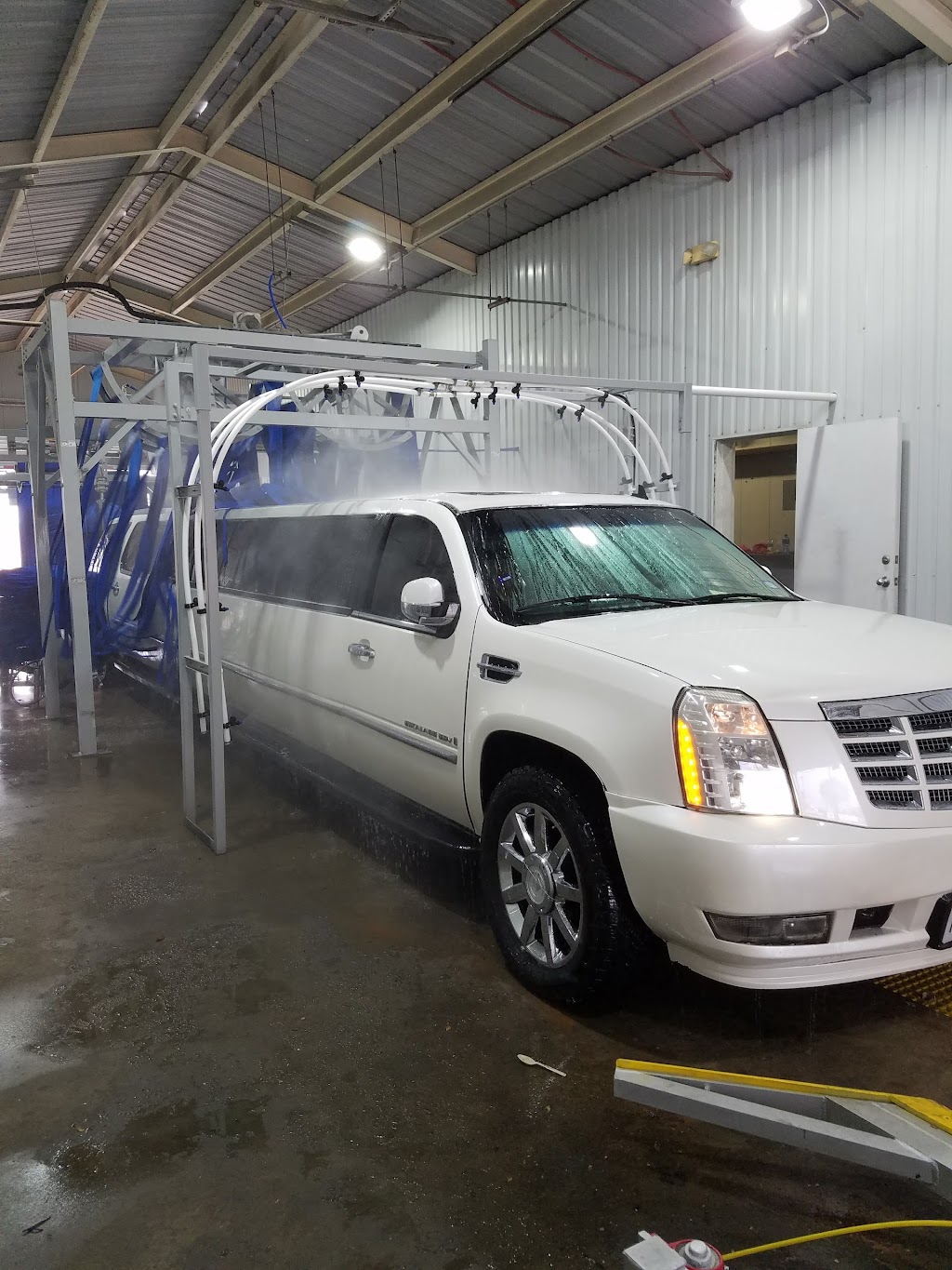 Quickway Car Wash lube & Detail | 1989 W Northwest Hwy, Dallas, TX 75220, USA | Phone: (469) 900-9466