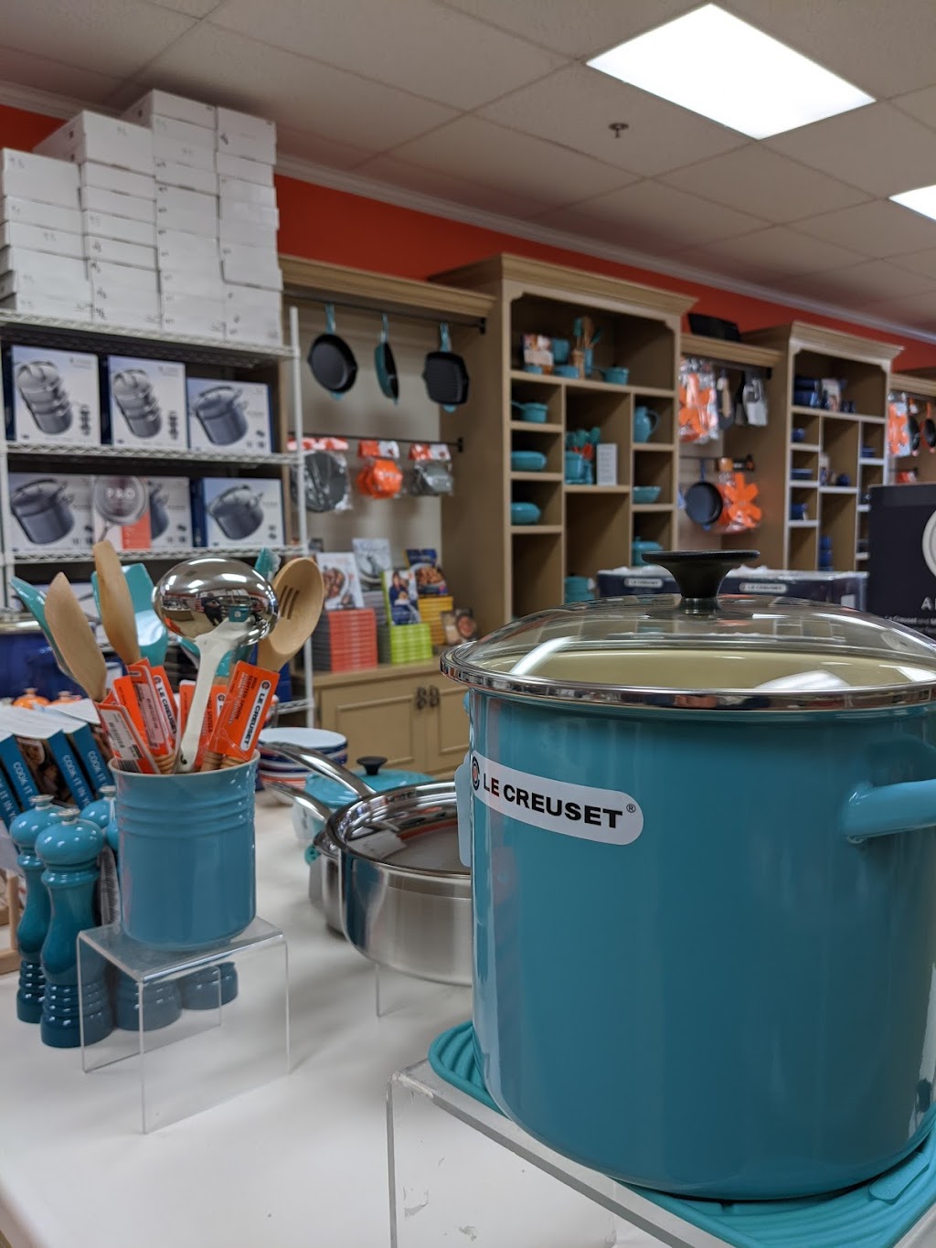 Le Creuset Outlet Store | 48750 Seminole Dr #108, Cabazon, CA 92230, USA | Phone: (951) 849-4007