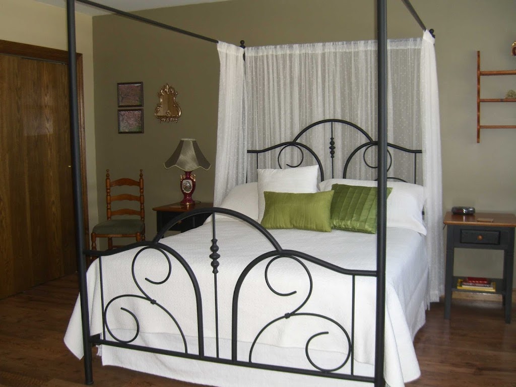 Aarons Bed, Bed and Breakfast | 1936 Niagara Stone Rd, Niagara-on-the-Lake, ON L0S 1J0, Canada | Phone: (905) 468-4565