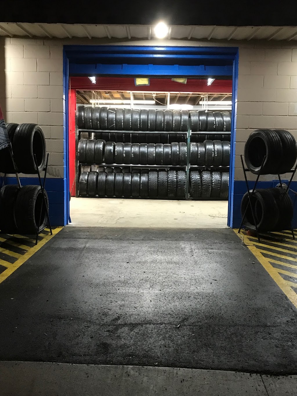 Advance Tire | 25908 Ecorse Rd, Taylor, MI 48180, USA | Phone: (313) 429-3900