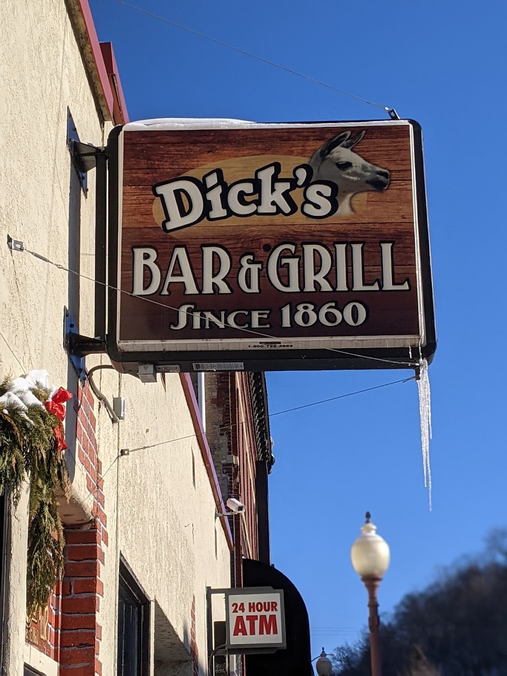 Dicks Bar & Grill | 111 Walnut St, Hudson, WI 54016, USA | Phone: (715) 386-5222