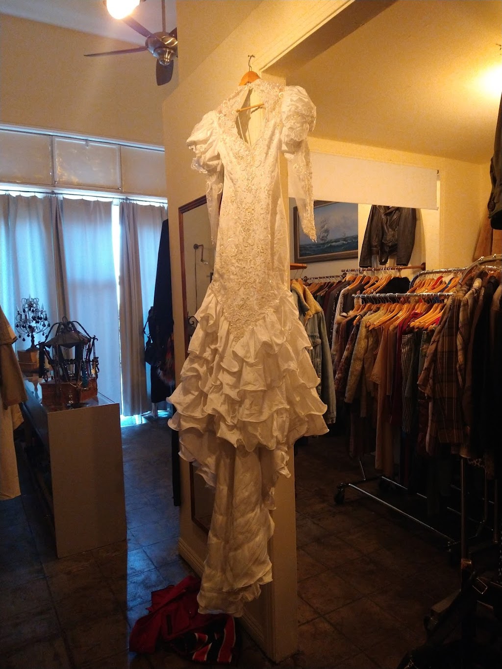 pineapple mama vintage | 1652 N Harvard Blvd, Los Angeles, CA 90027, USA | Phone: (626) 789-4643