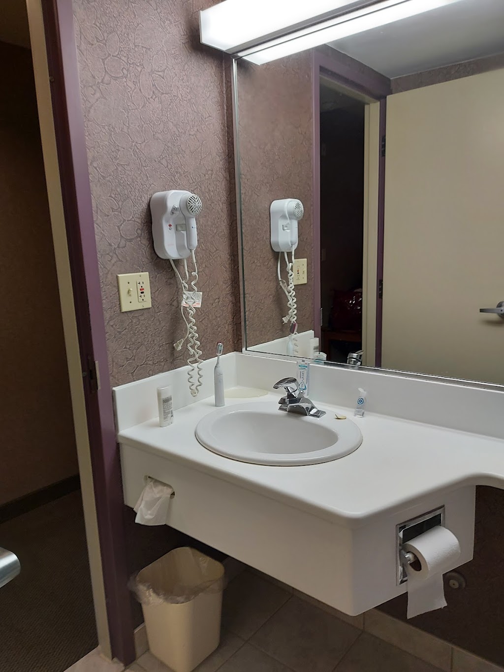 Comfort Inn Lundys Lane | 7514 Lundys Ln, Niagara Falls, ON L2H 1G8, Canada | Phone: (905) 354-1849