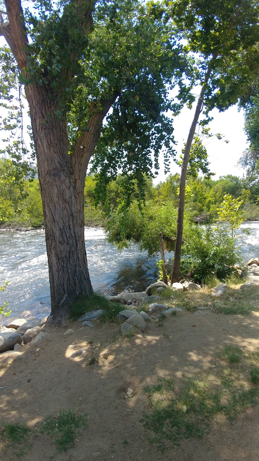 Kern Riverfront Lodge | 113 Kern River Dr, Kernville, CA 93238, USA | Phone: (760) 376-1396