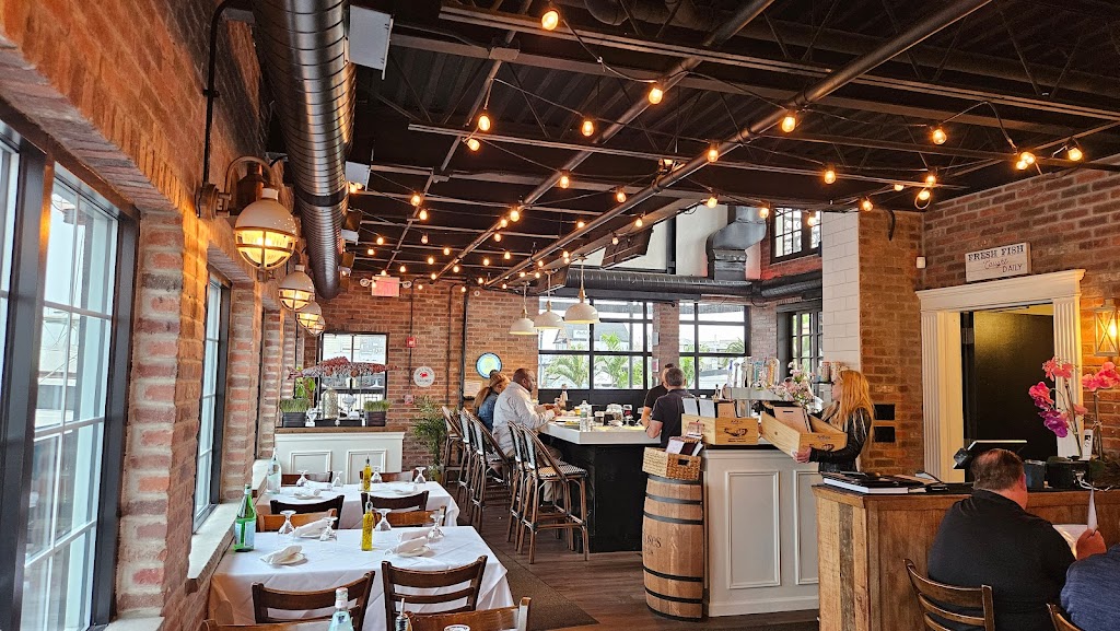 Catcher's Fish House 301 Woodcleft Ave, Freeport, NY 11520, USA