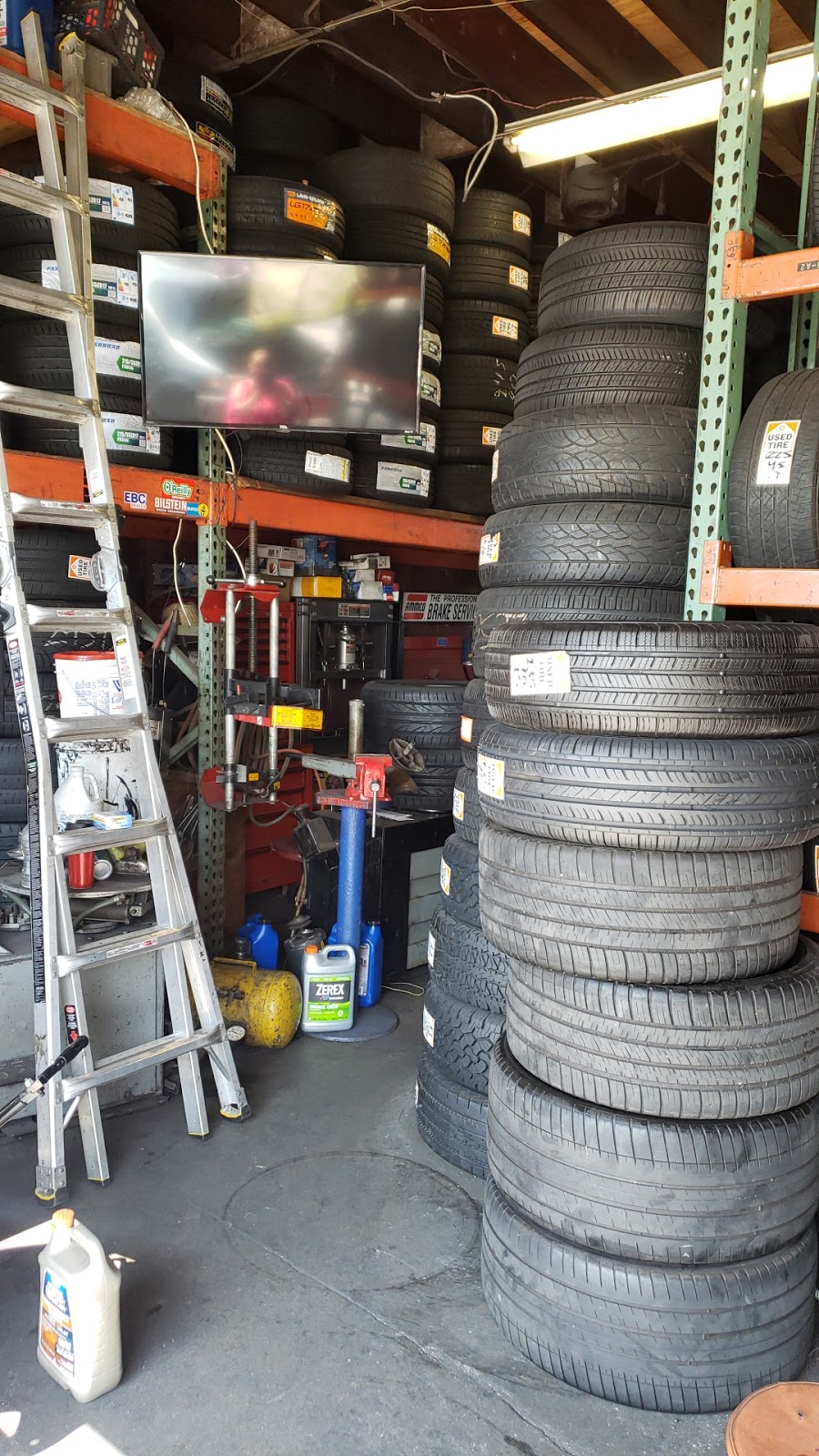 Tire Shop | 10519 Atlantic Ave, South Gate, CA 90280, USA | Phone: (323) 357-0704