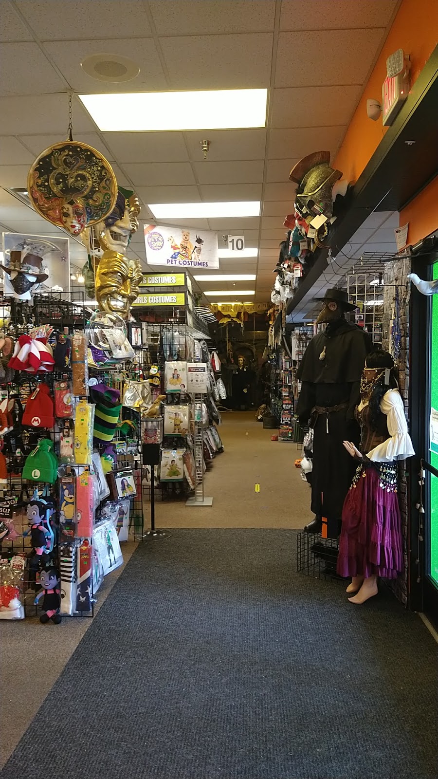 Costumes Plus | 2839 White Bear Ave, Maplewood, MN 55109, USA | Phone: (651) 748-1185