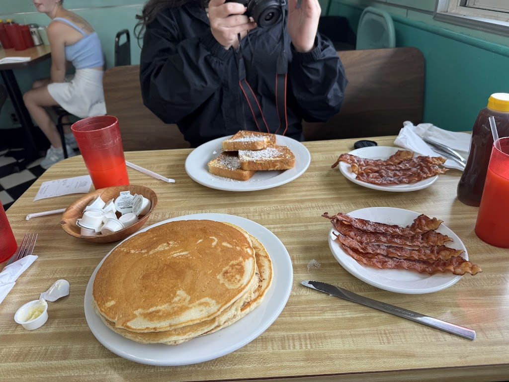 Pam & Als Diner - Clyde, OH | 222 W McPherson Hwy, Clyde, OH 43410, USA | Phone: (419) 547-9947