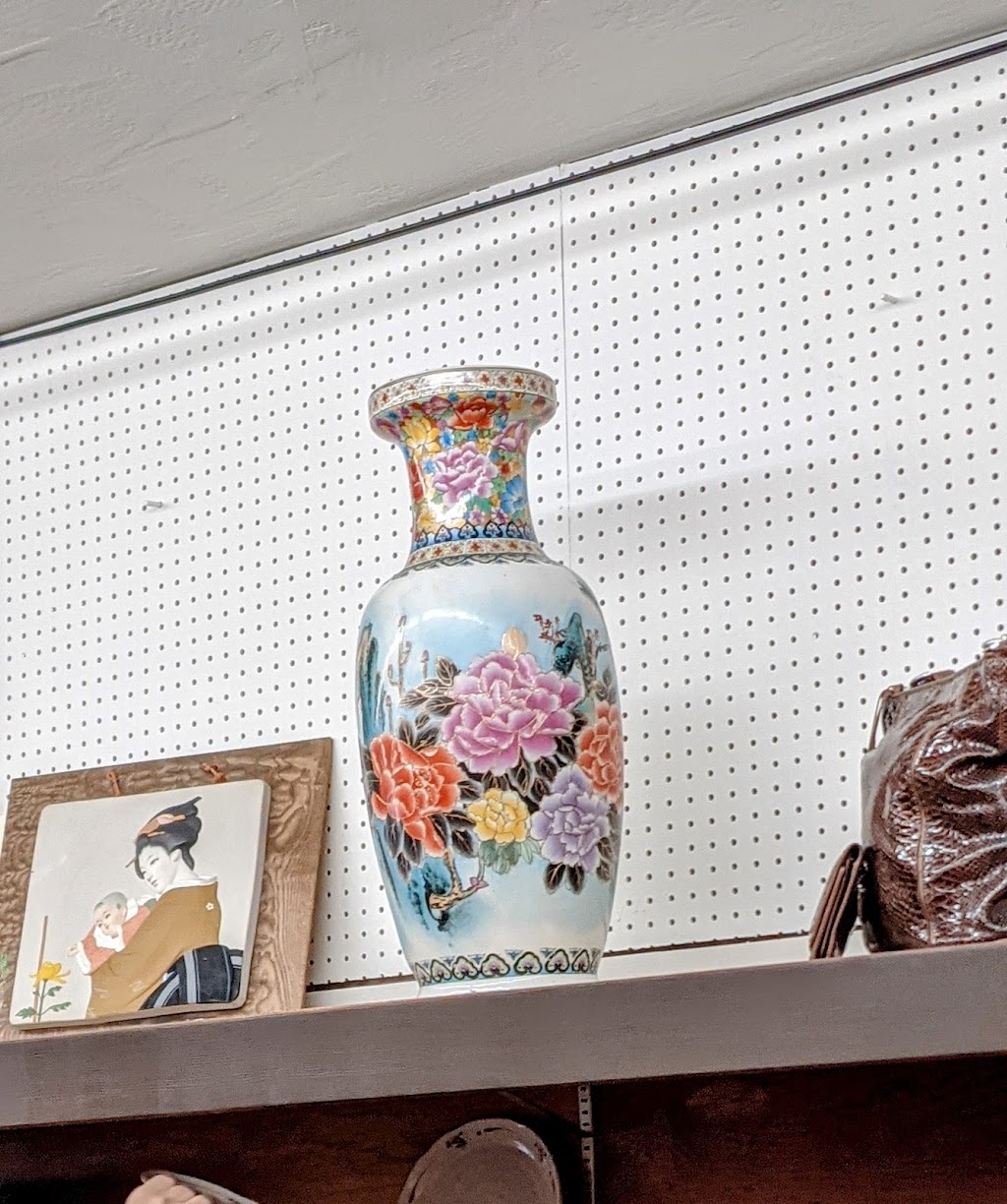 My Sisters House Treasures | 2223 10th St, Sacramento, CA 95818, USA | Phone: (916) 431-7941