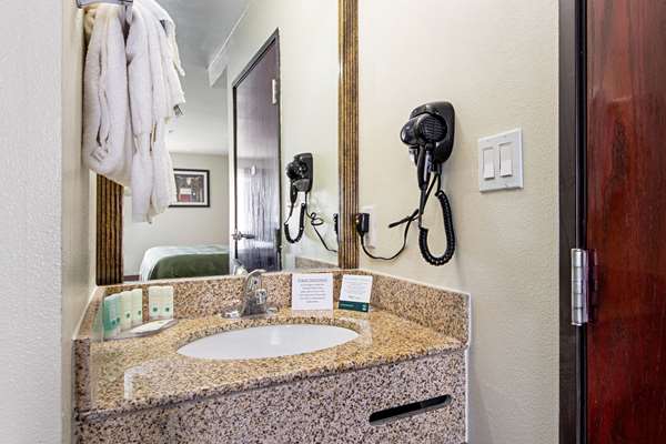 Quality Inn Greenville I-30 | 1209 I-30, Greenville, TX 75402, USA | Phone: (903) 455-7700