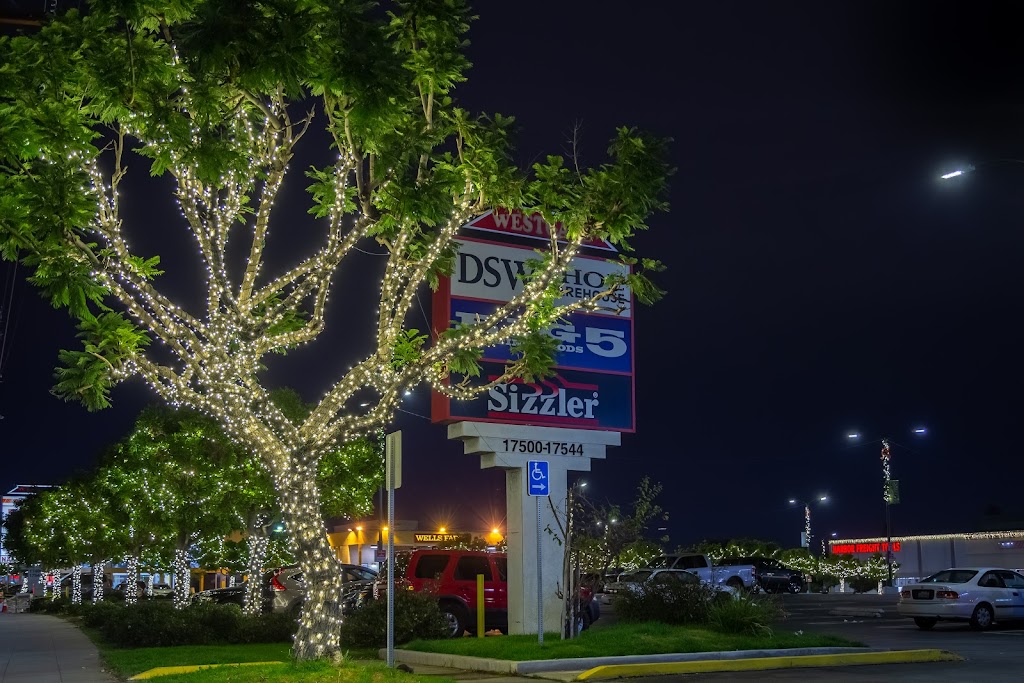 LA Christmas Light Installers | 13770 Prairie Ave, Hawthorne, CA 90250, USA | Phone: (310) 916-6069
