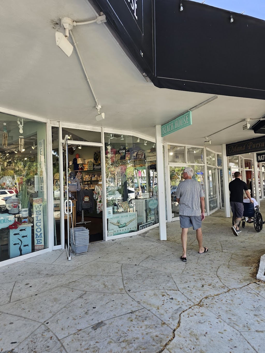 Beach House | 351 St Armands Cir, Sarasota, FL 34236, USA | Phone: (508) 474-2954