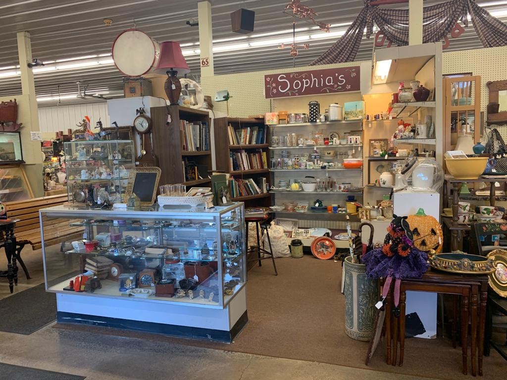 Kellys Antique World & Flea Market | 11111 Main St, Clarence, NY 14031, USA | Phone: (716) 759-8483 Kellys Antique World & Flea Market | 11111 Main St, Clarence, NY 14031, USA | Phone: (716) 759-8483