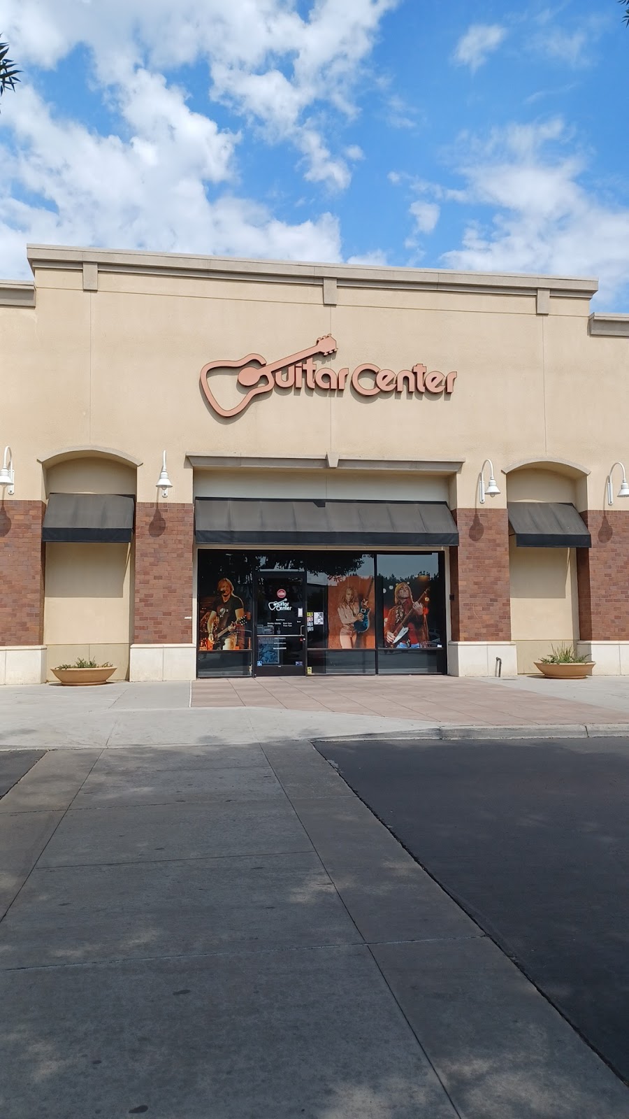 Guitar Center | 4254 S Mooney Blvd, Visalia, CA 93277, USA | Phone: (559) 713-0352