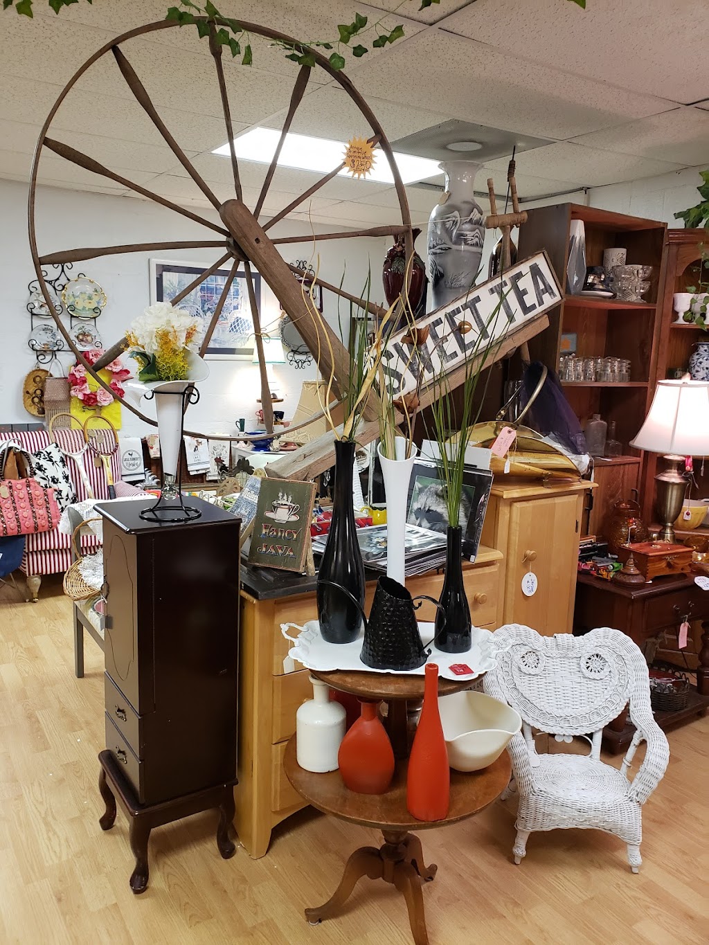 TJS Antiques & Collectibles | 1445B S Lowry St, Smyrna, TN 37167, USA | Phone: (615) 828-2951