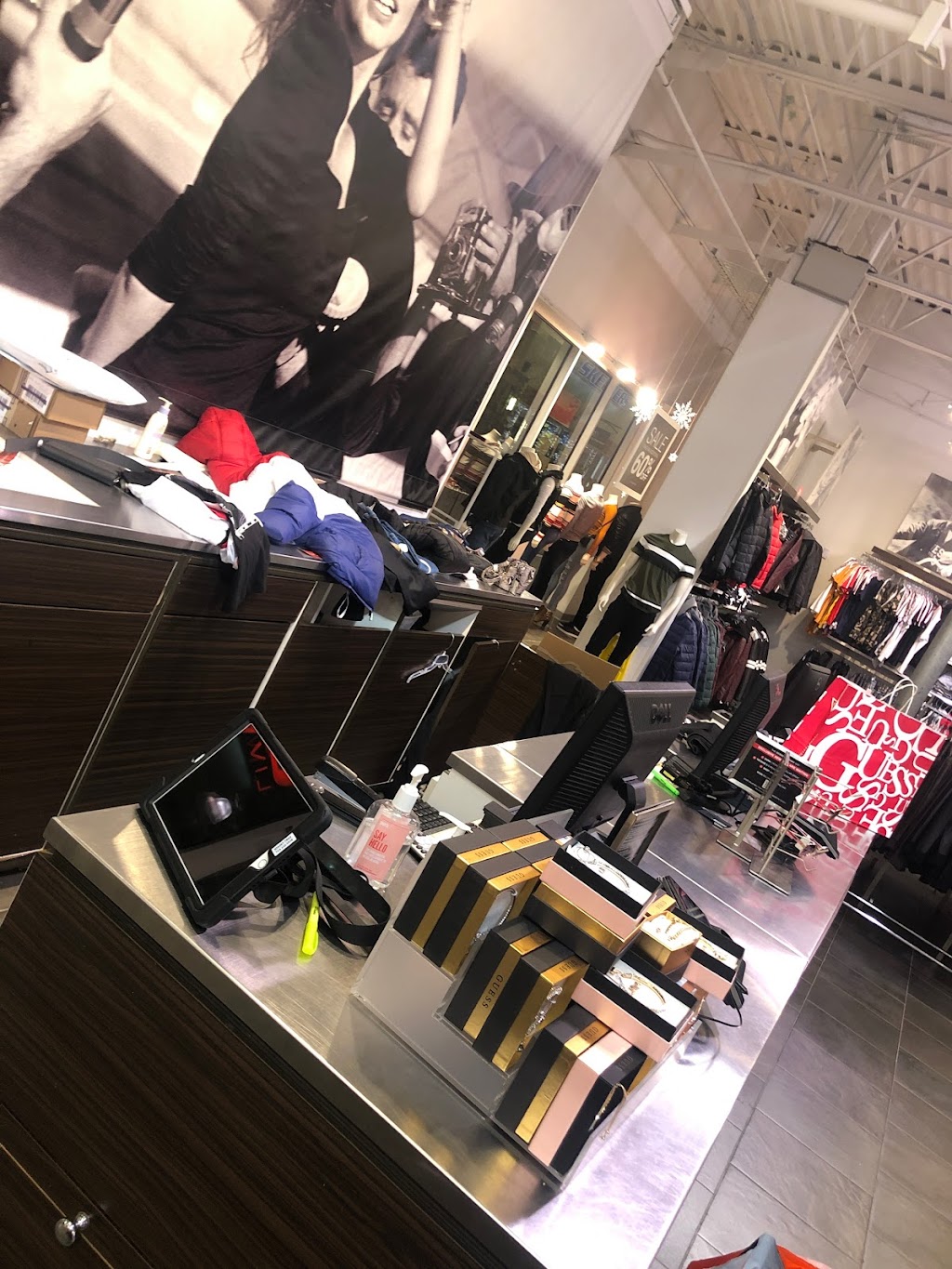 GUESS Factory | Cincinnati Premium Outlets, 858 Premium Outlets Dr, Monroe, OH 45050, USA | Phone: (513) 360-0276