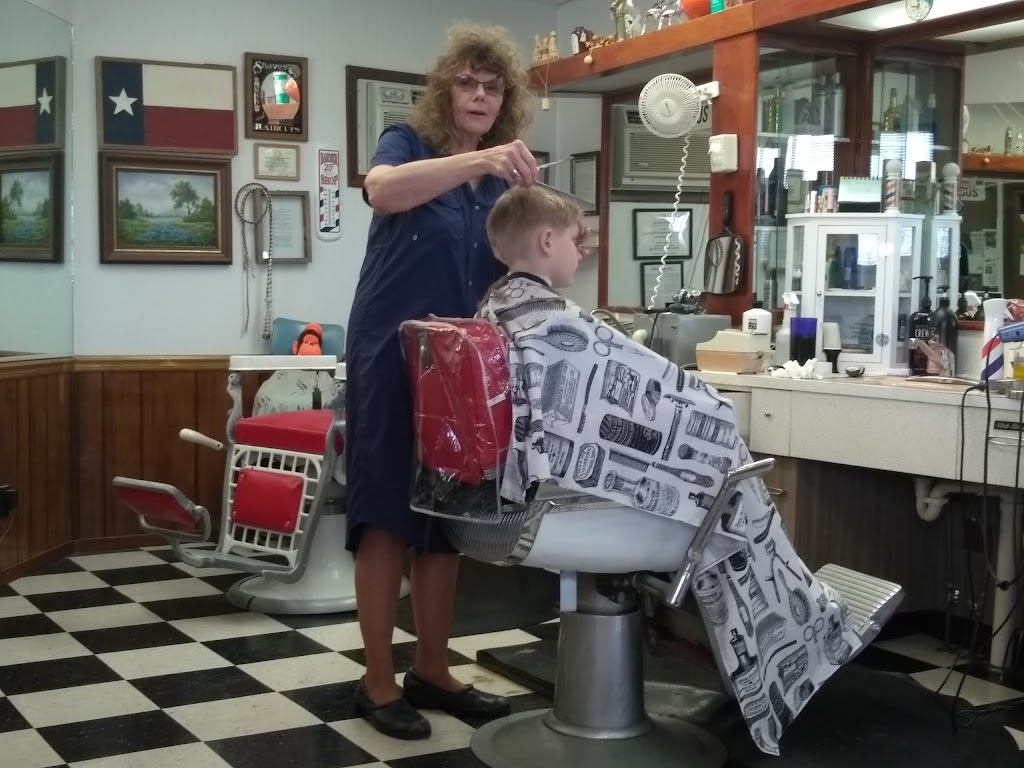 Town & Country Barber Shop | 108 River Oaks Dr, Cedar Creek, TX 78612, USA | Phone: (979) 773-0777