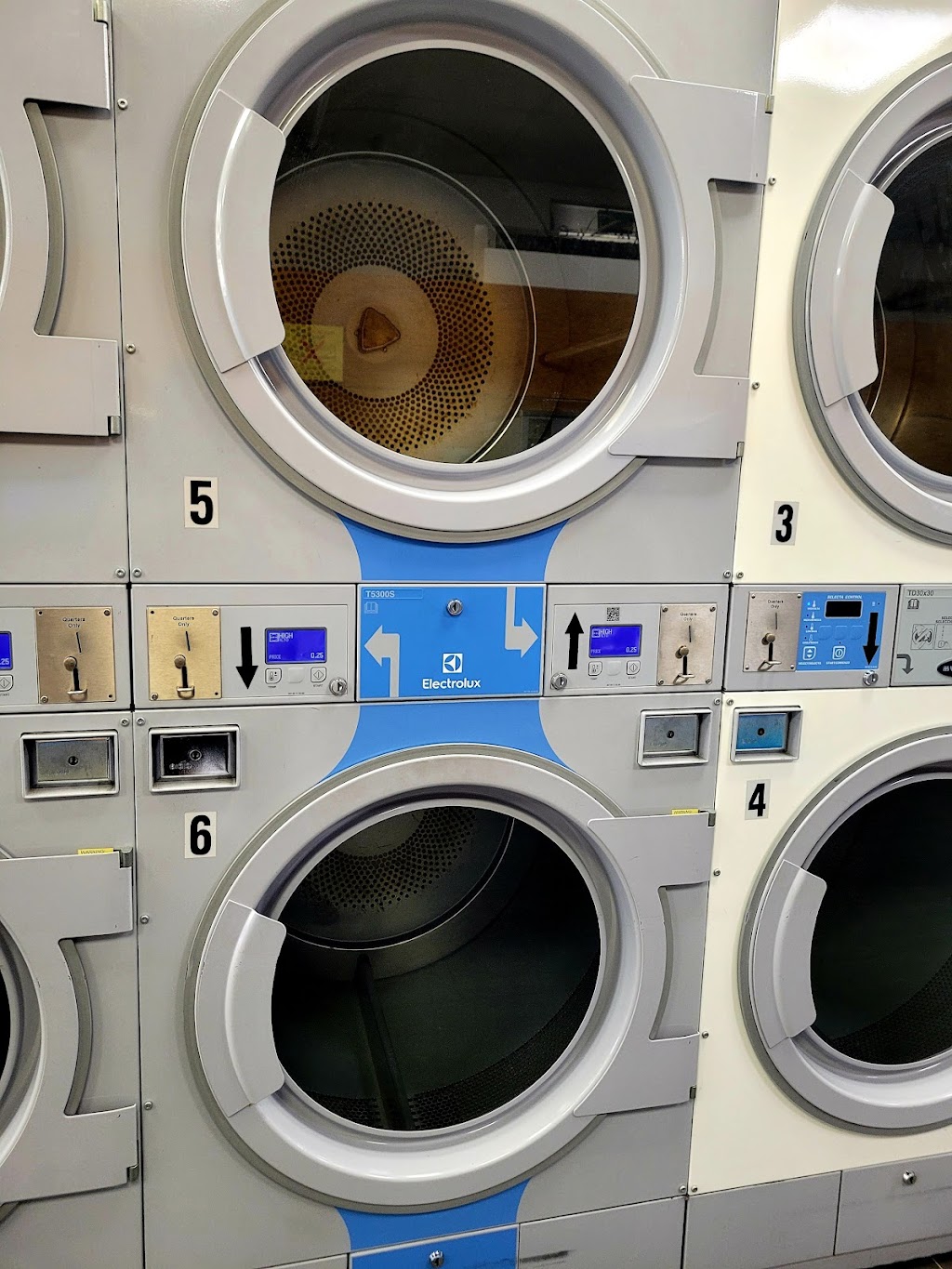 Corner Laundromat | 908 Old Country Rd, Westbury, NY 11590, USA | Phone: (516) 997-4611